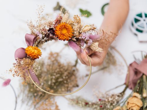 Trockenblumenkranz selbst basteln: persönlich und wunderschön